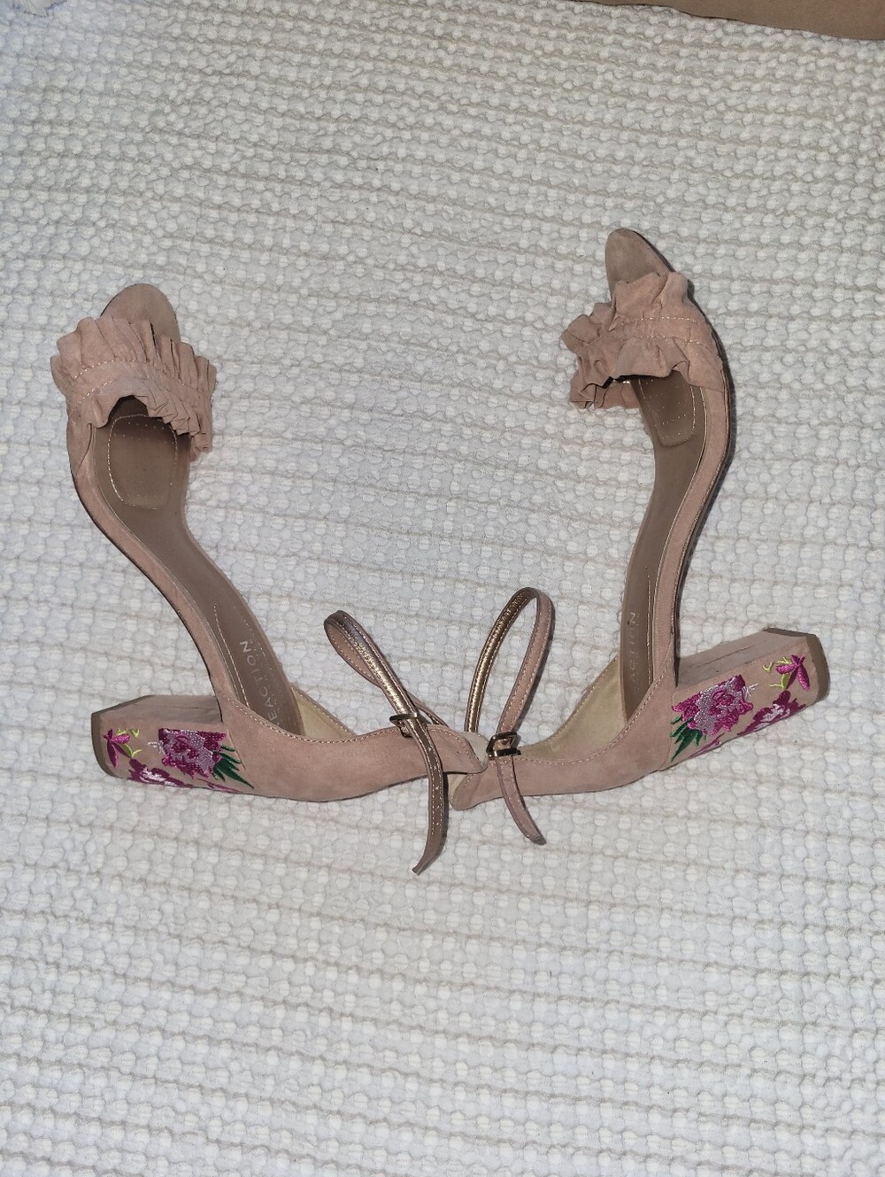 Kenneth Cole Reaction Blush Pink Ruffle Embroidered Block Heels Sandals Size 8